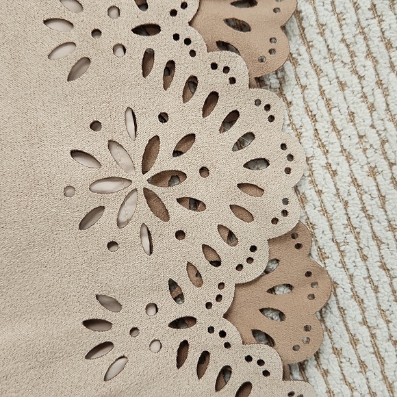 Elegant Tan Skirt with Lace Hem, Hollister, Size 5 - Picture 2 of 5